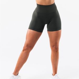 Alphalete Amplify Shorts 4.5 - Evergreen